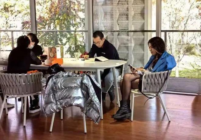 么感觉上海人好像都不上班j9九游会(中国)网站怎(图2)
